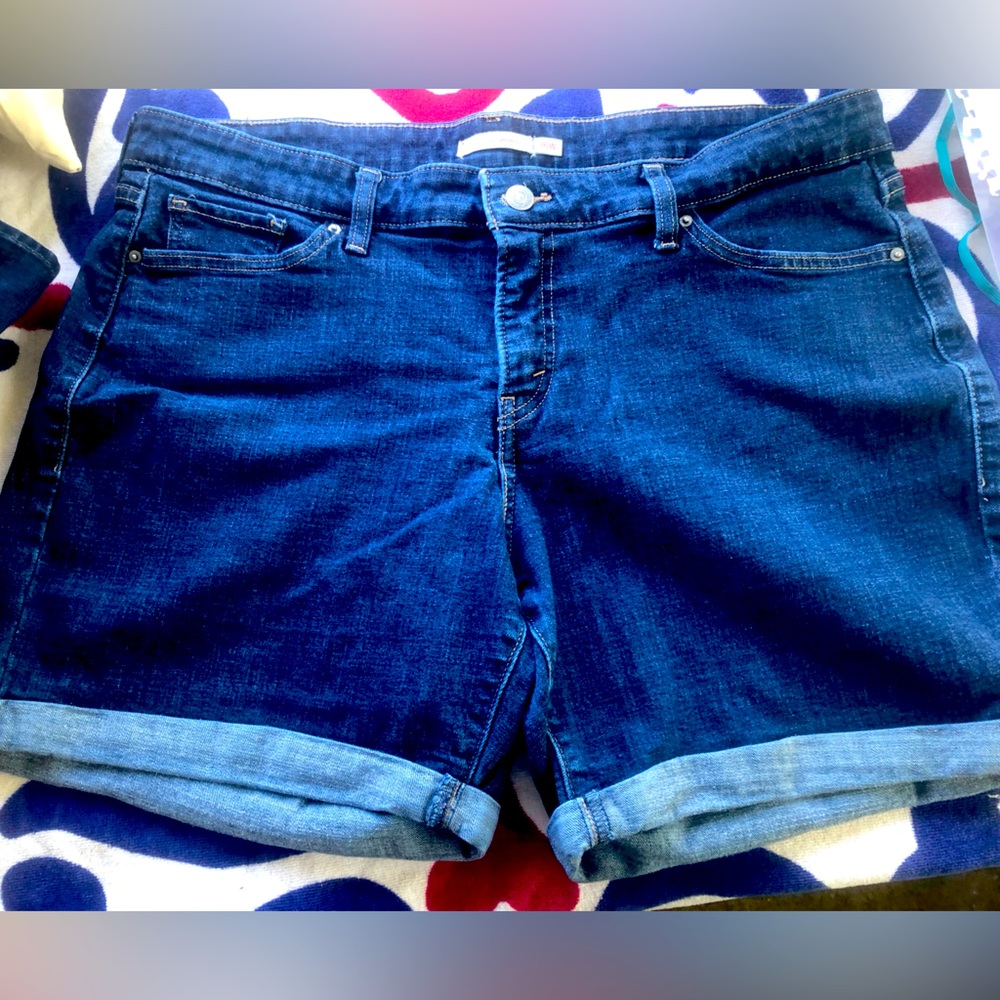 Women's Levi shorts. 16.